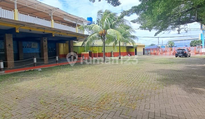 Strategic Commercial Space by the Roadside Depok