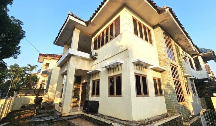Rumah Semi Furnished 2 Lantai Siap Huni Dekat Tol Dalam Komplek
