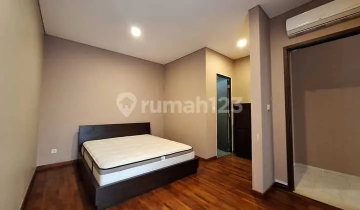 Rumah Elegan Full Furnished dengan Private Pool di Serenia Hills Lebak Bulus