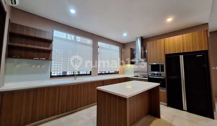 Rumah Elegan Full Furnished dengan Private Pool di Serenia Hills Lebak Bulus