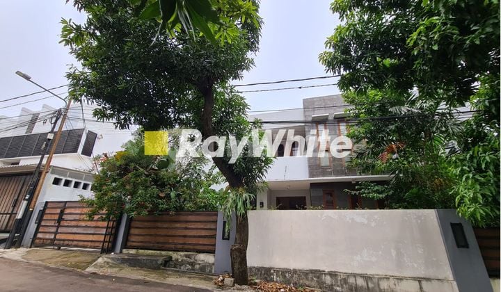 Rumah Strategis 3 Lantai, Cocok Juga Untuk Kantor di Lokasi Prime Jakarta Selatan