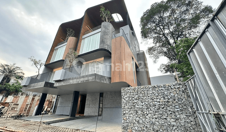 Hunian Modern Industrial 3 Lantai Siap Huni di Kemang