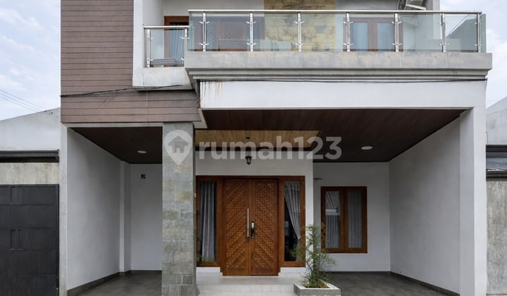 Rumah Modern 3 Lantai Bebas Banjir Dalam Town House di Beji