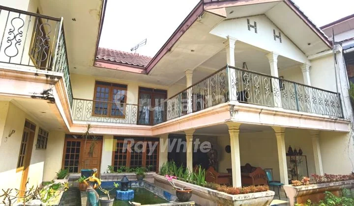 Rumah dengan Halaman Luas Lokasi Strategis di Cinere