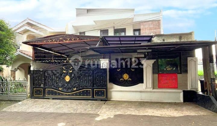 Rumah Homey dengan Layout Lega 2 Lantai di Komplek Elit Cinere