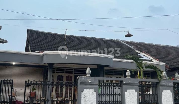 1.5-Story House on Spacious Land in a Strategic Complex in Pamulang