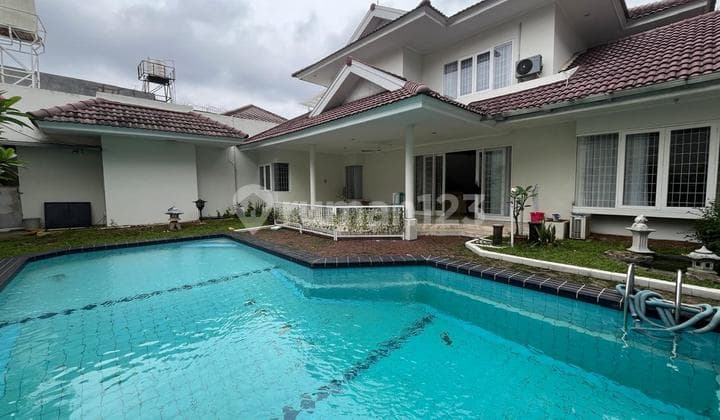 Disewakan Rumah Luas dengan Swimpool Pribadi di Lebak Bulus Dekat MRT