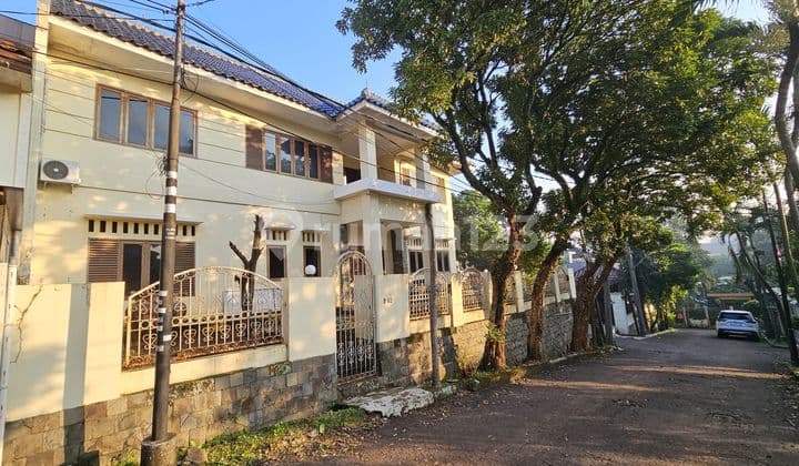 Rumah Hook Depan Taman di Komplek Eksklusif - Fasilitas Lengkap & Lokasi Strategis