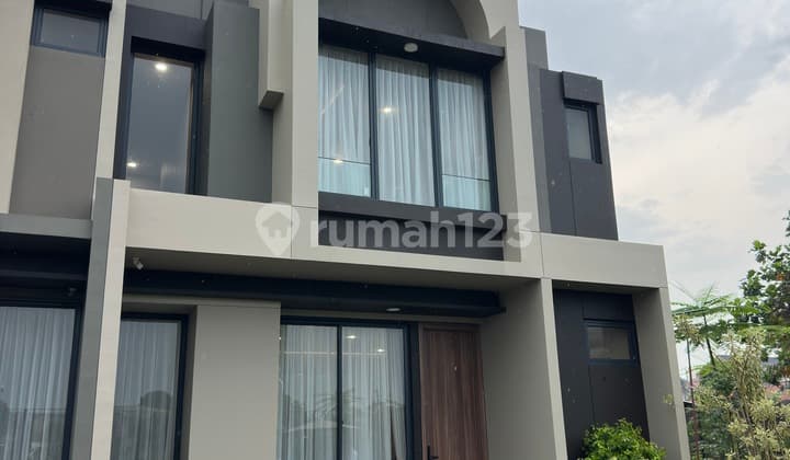 Rumah 4+1 Kamar Tidur Luas di BSD Dekat Tol dan Santa Ursula