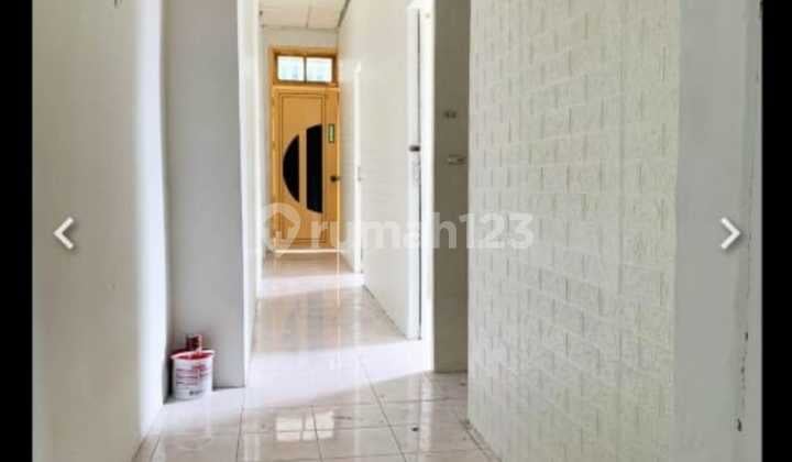 For Sale and Quick Rent House in Central Jakarta
Jl. Kebon Kacang 2, Central Jakarta
Land Area: 61 m² (3.5 m x 17 m)
Building Area: 122 m²
Certificate: Freehold (SHM)
5 Bedrooms
2 Bathrooms
- Jet Pump
- PAM (water supply)
Electricity: 2,200 Watts
Location in the *Kebon Kacang* area, Tanah Abang, Central Jakarta