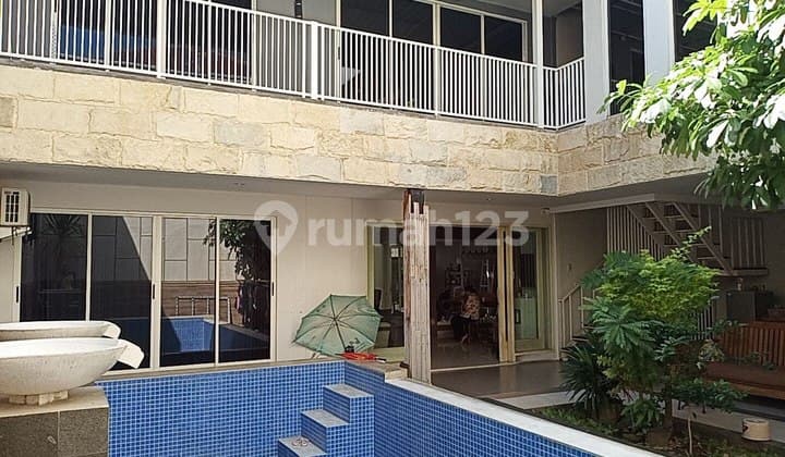Kertajaya Indah Timur House Has Swimming Pool