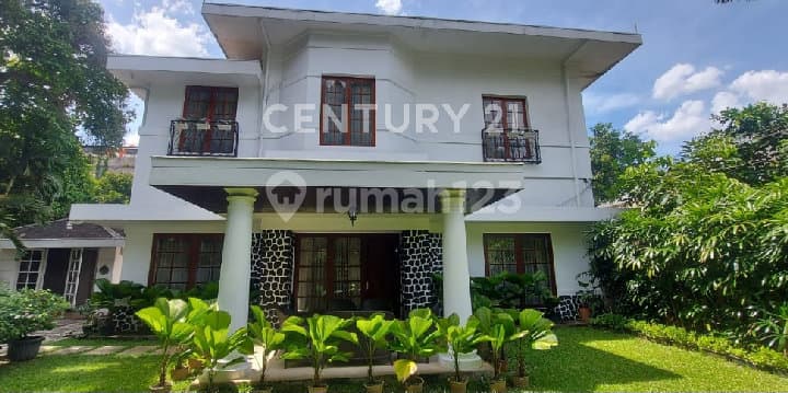 Luxurious 2-Story House Suitable for Living and Business in Menteng