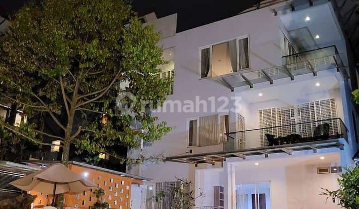 Rumah Mewah Dengan Kolam Renang di Dago Resort