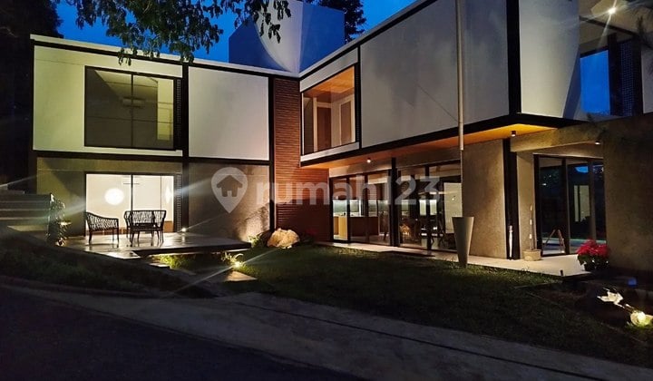 Rumah Mewah Dengan Kolam Renang di Dago Village