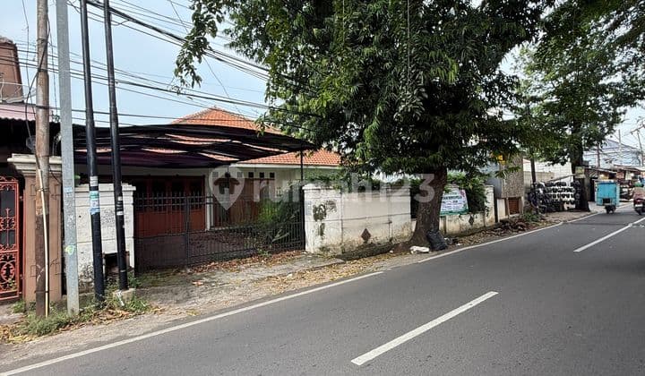 For Sale House with Large Land on the Side of Petukangan Utara Street, South Jakarta