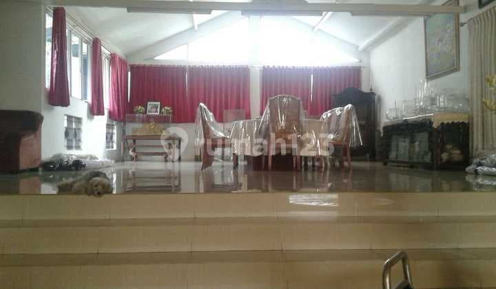 Rumah Besar di Kawasan Elit Kebayoran Baru