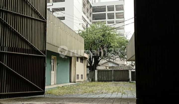 Gudang Luas Masih Beroperasi di Jalan Utama Pinang Tangerang