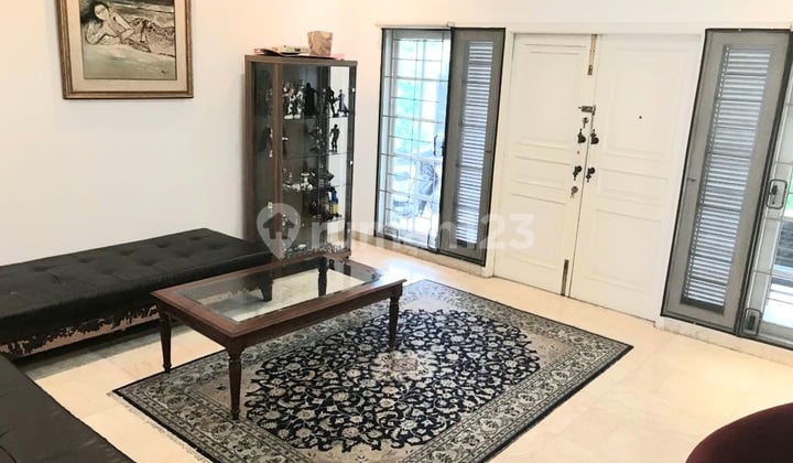 Rumah Mewah 2 LT. di Kawasan Elit Menteng Jakarta Pusat