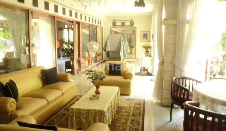 2-Story House Still Habitable in Kebayoran Baru