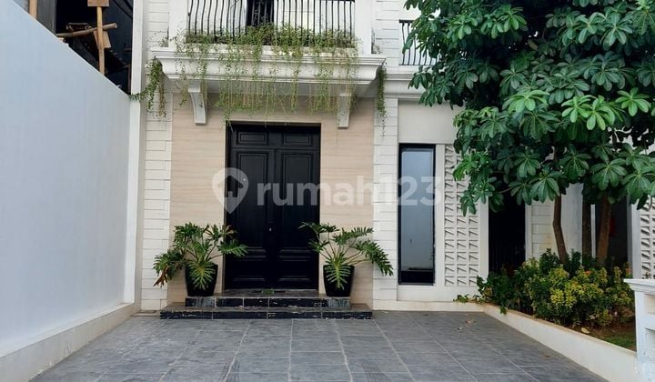 Rumah Baru 2 Lt. American Classic Modern Siap Huni