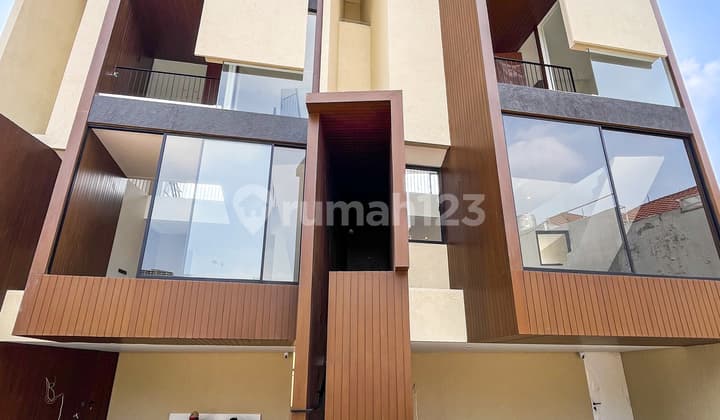 Rumah Baru 3 Lantai Dalam Mini Townhouse di Area Stategis