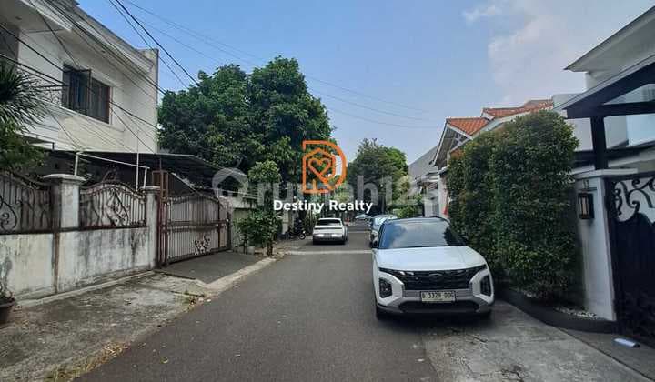 Rumah Dijual di Daerah Gandaria. Harga Nego. Dekat Gandaria City