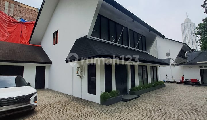 Disewakan. Bangunan Tempat Usaha Premium Pakubuwono, Kebayoran Baru.