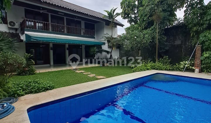Dijual. Rumah luas dengan taman besar dan kolam renang di Kemang Utara.