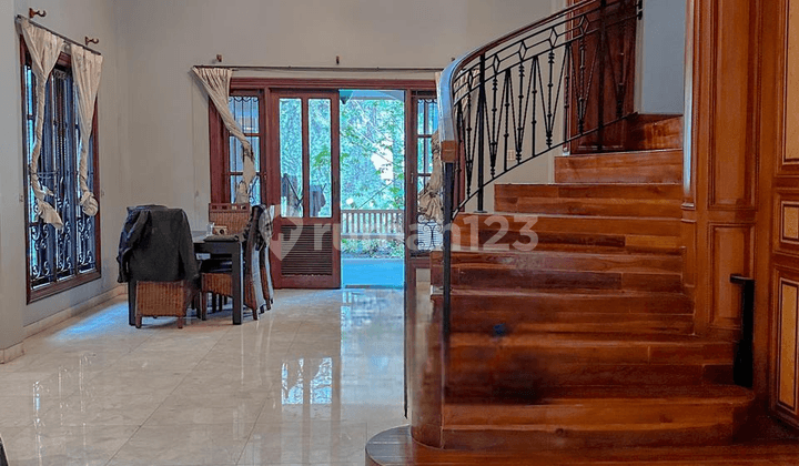 Rumah Dijual. Rumah siap huni di kawasan favorit Kemang Timur, lingkungan tenang dan bebas banjir.