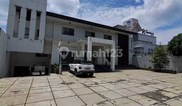 Dijual. Gedung Kantor 3 Lantai Siap Huni di Lokasi Strategis Kebayoran Baru