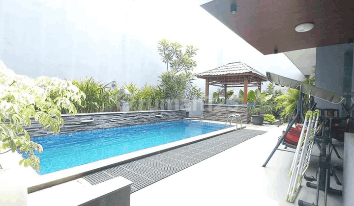 Rumah Tinggal Nyaman Lokasi Strategis Plus Kolam Renang