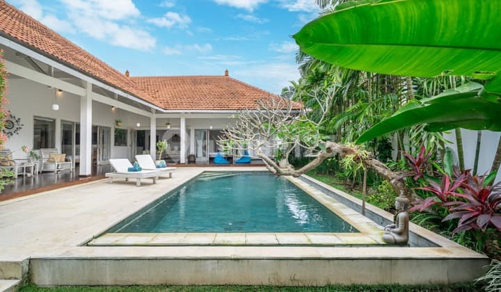 Properti liburan bagus dengan hak sewa tiga kamar tidur di Ungasan VL3332