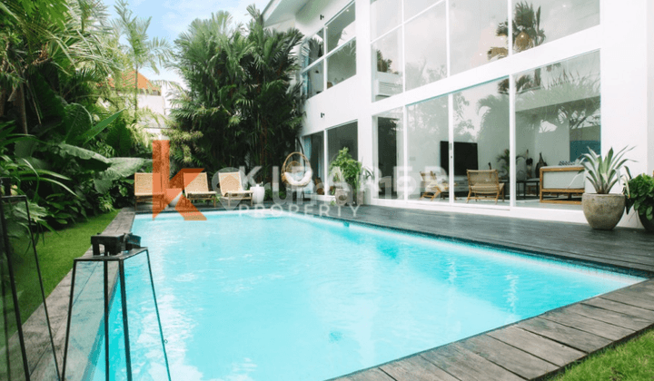 Stunning Three Bedroom Villa Enclosed Living Room Situated in Canggu YRR3128