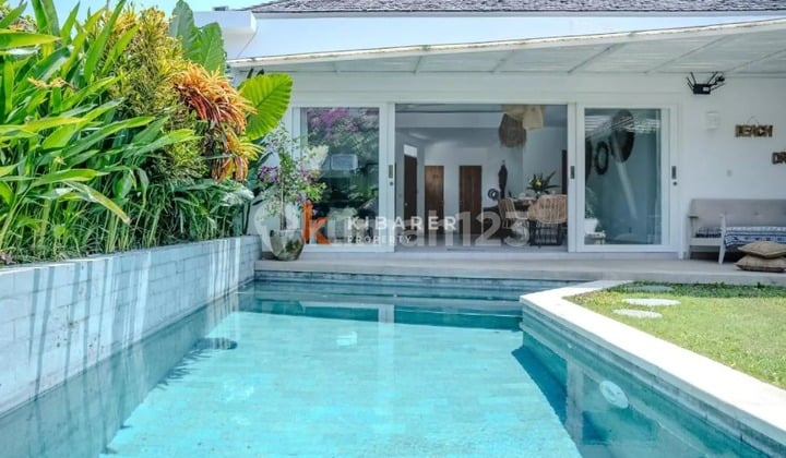 Villa Indah Tiga Kamar Tidur dengan Ruang Tamu Tertutup dan Taman di Berawa YRJ6148