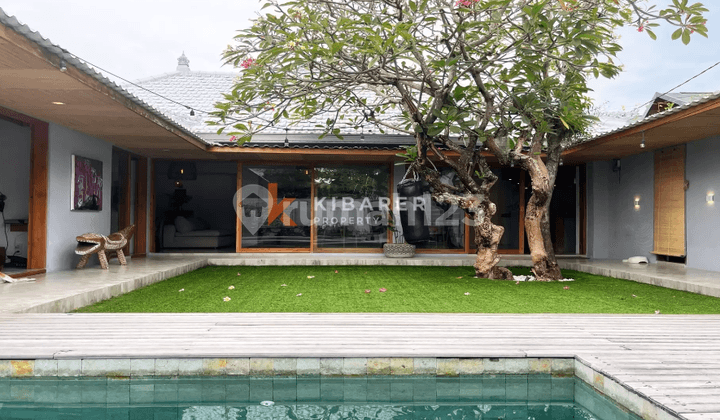 Serene Tropical Three-Bedroom Enclosed Living Room Villa Retreat in Umalas YRR3661