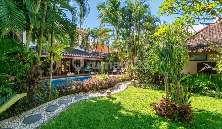 Freehold Real Estate with Traditional Influences in Central Seminyak VL3296
