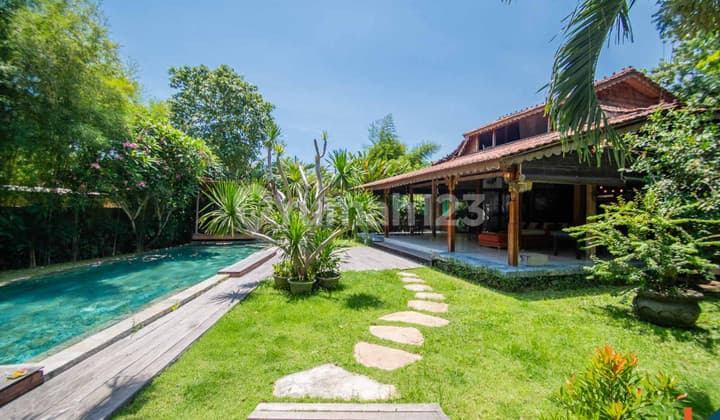 Amazing Private Joglo Villa With Spacious Land For Sale In Umalas Vl1983