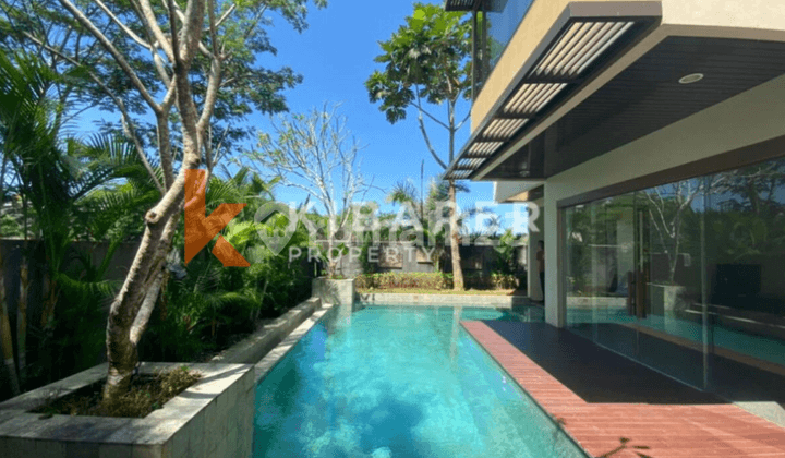 Beautiful Three-Bedroom Complex Villa With Enclosed Living in Nusa Dua YRR3019
