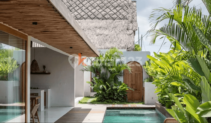 Vila Tiga Kamar Tidur Dengan Ruang Tamu Terbuka di Bright Island Dekat Pantai Batu Bolong YRC5280