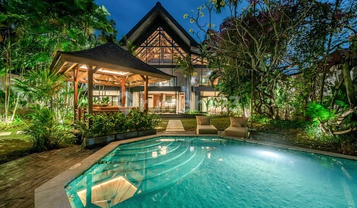 High Quality Five Bedrooms Long Leasehold Real Estate in Central Seminyak Area VL3391