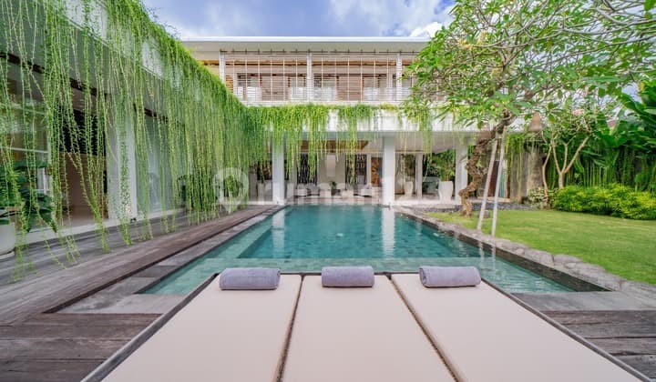 5-Bedroom Leasehold Villa With Generous Garden Space In Umalas Sll023