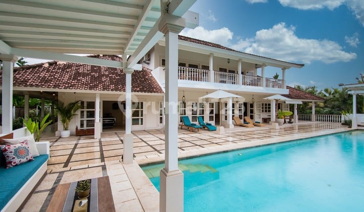 Amazing four bedroom colonial style freehold estate VL3006