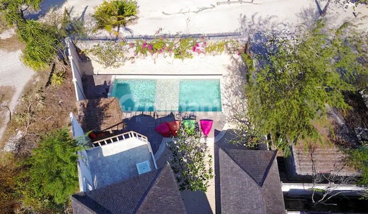 Beautiful four bedroom beachfront estate for sale in Gili Meno VL3189