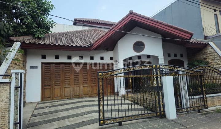 Rumah 2 lantai ada kolam renang