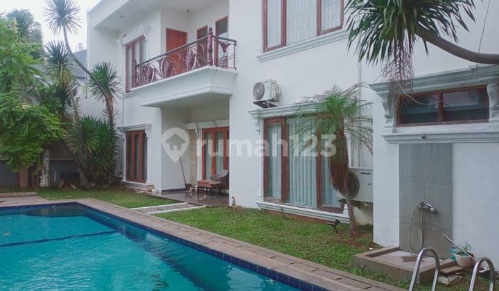Rumah cantik lengkap pool di Pejaten Barat