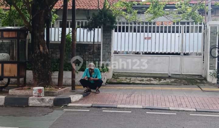 Rumah Lama Tanah Luas Harga Miring di Tebet Barat