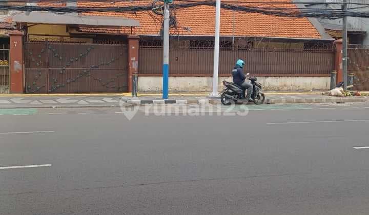 Rumah Pinggir Jalan Raya di Tebet, Cocok untuk Usaha