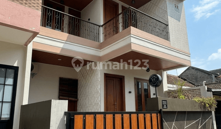 Rumah Mewah Semi Furnished Lokasi Tengah Kota di Komplek Cikutra Bandung