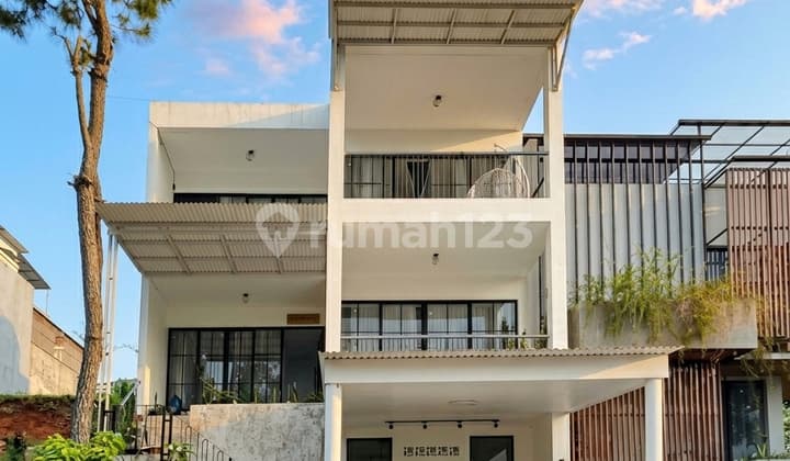 Dijual Rumah Mewah Fully Furnished dengan Kolam Renang di Resor Dago Pakar Bandung Harga Terbaik