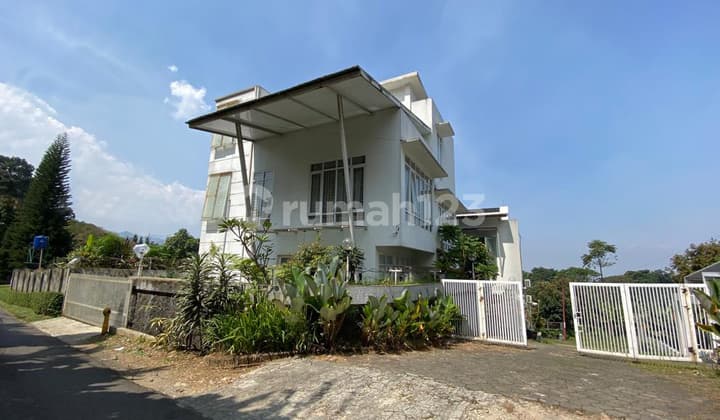 Rumah Aesthetic Semi Furnish di Komplek Dago Bandung Kota Menarik